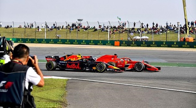 Phong cách đua liều lĩnh thường dẫn đến va chạm của Verstappen.