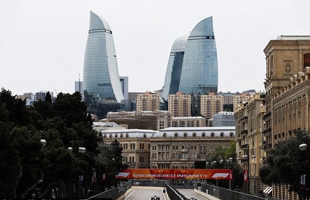 Verstappen khởi đầu không suôn sẻ ở Baku.