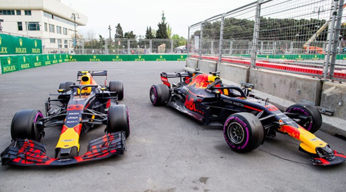 Hai xe đua Red Bull tự va chạm tại Baku.