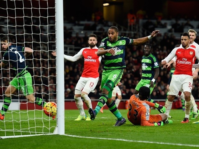 Ashley Williams may mắn ghi bàn hạ Arsenal