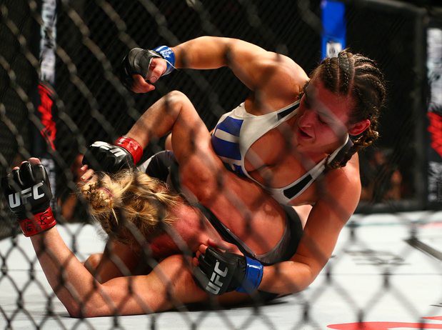 MieshaTate (áo trắng) đánh bại HollyHolm ở hiệp cuối