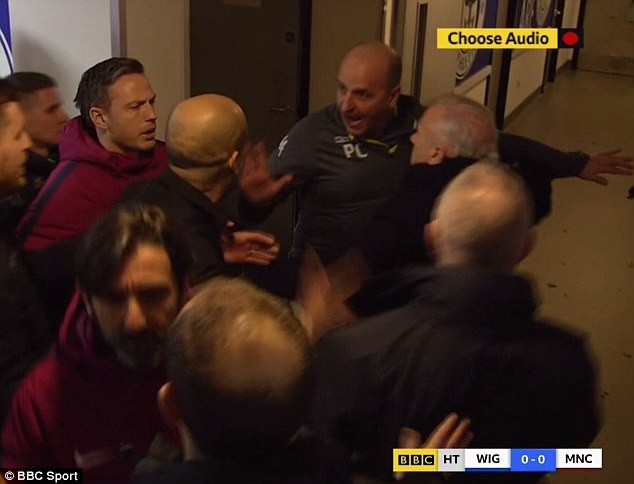 Hình ảnh: Các thành viên Man City gây gổ trong đường hầm SVĐ DW của Wigan sau trận