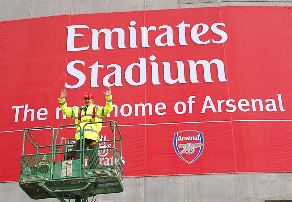 Hình ảnh: Wenger chụp ảnh bên ngoài sân Emirates khi SVĐ đang trong quá trình xây dựng