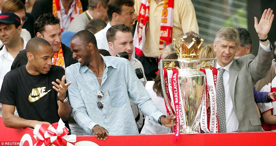 Hình ảnh: Wenger giúp Arsenal vô địch với thành tích bất bại mùa giải 2003-2004