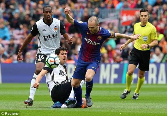 Hình ảnh: Các cầu thủ Barca chủ động tấn công ngay từ đầu