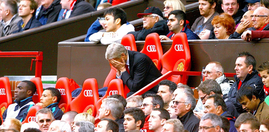 Hình ảnh: Wenger ôm mặt bất lực khi Arsenal thảm bại 8-2 trước MU