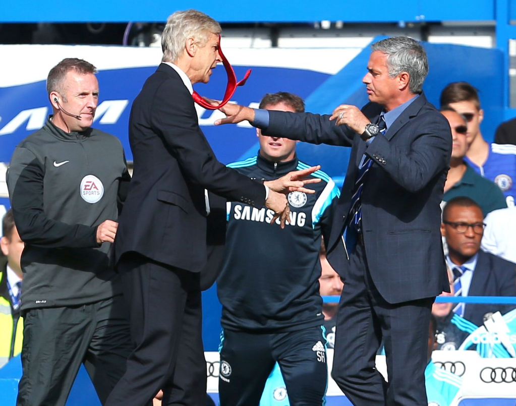 Hình ảnh: Wenger xô xát với Mourinho ngoài đường biên