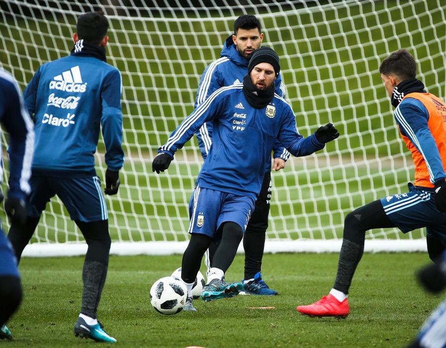 Hình ảnh: Messi trong buổi tập cùng ĐT Argentina