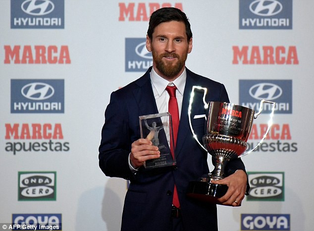 Hình ảnh: Messi nhận cú đúp giải thưởng Di Stefano (trái) và Pichichi (phải)