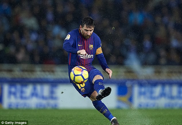 Hình ảnh: Những cú sút phạt của Messi rất khó lường