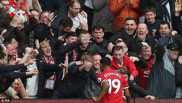 Hình ảnh: Rashford lao vào đám đông ăn mừng và đáng ra phải nhận thẻ vàng