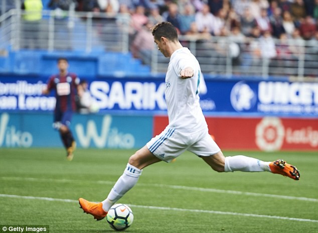 Hình ảnh: Ronaldo ghi bàn mở tỉ số cho Real