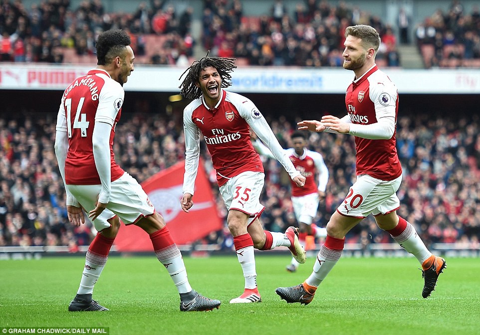 Hình ảnh: Pha đánh đầu mở tỉ số của Mustafi đánh dấu bàn thắng thứ 1000 trên sân nhà của Arsenal ở giải NHA
