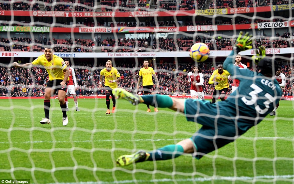 Hình ảnh: Cech cản phá thành công pha sút penalty của Deeney