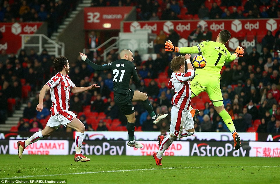 Hình ảnh: Silva ghi cả 2 bàn giúp Man City hạ gục Stoke