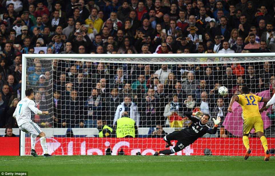 Hình ảnh: Ronaldo thực hiện thành công quả penalty giúp Real vào bán kết