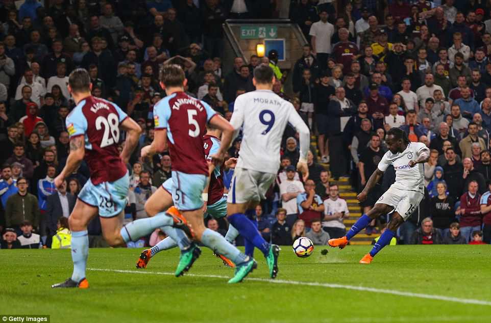 Hình ảnh: Moses có mặt đúng lúc đúng chỗ để dứt điểm giúp Chelsea dẫn trước