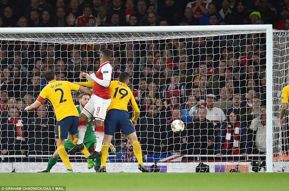 Hình ảnh: Lacazette mở tỉ số cho Arsenal ở phút 61