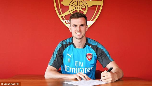 Hình ảnh: Holding ''lẻ bóng'' trong ngày gia hạn với Arsenal