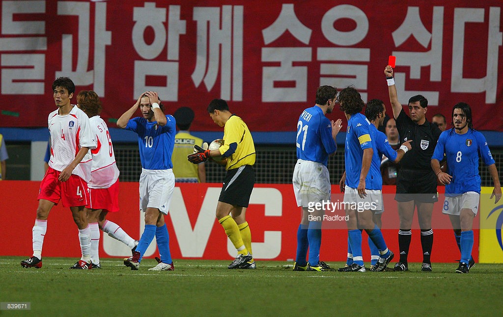 Hình ảnh: Trọng tài thiên vị Hàn Quốc trắng trợn tại World Cup 2002