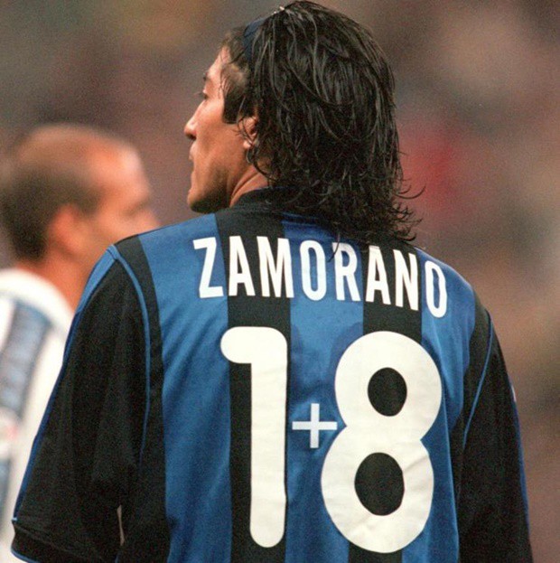 Hình ảnh: Zamorano và chiếc áo ''dị thường'' của mình