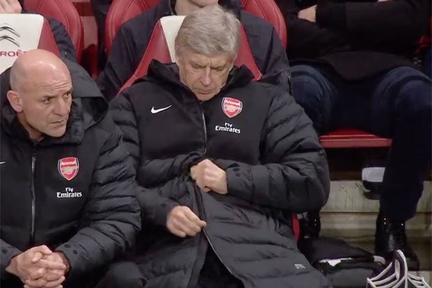 Hình ảnh: Wenger luôn gặp khó khăn trong việc kéo khóa chiếc áo của mình