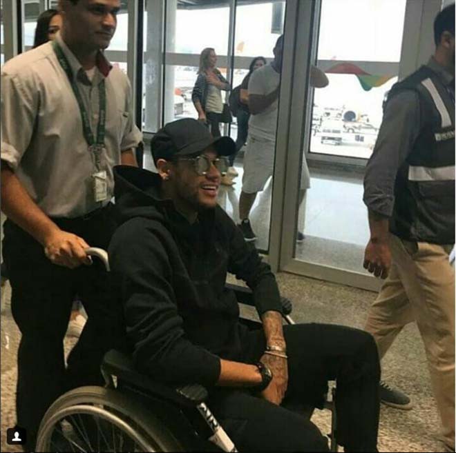 Hình ảnh: Neymar phải di chuyển bằng xe lăn