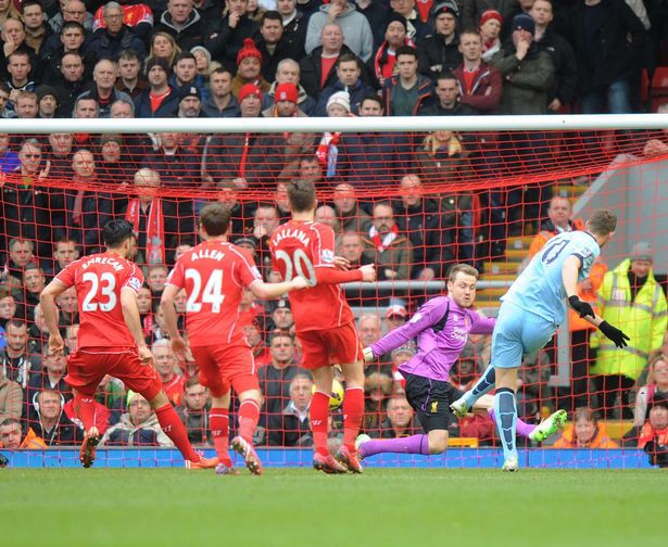 Hình ảnh: Dzeko từng ghi bàn vào lưới Liverpool trên sân Anfield năm 2015