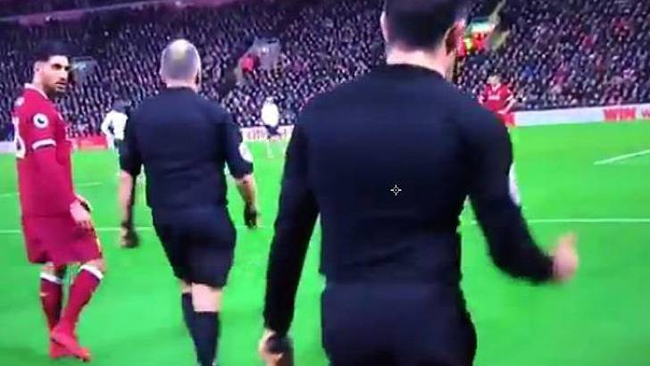 HÌnh ảnh: Trợ lý trọng tài ăn mừng khi Liverpool bị thổi penalty