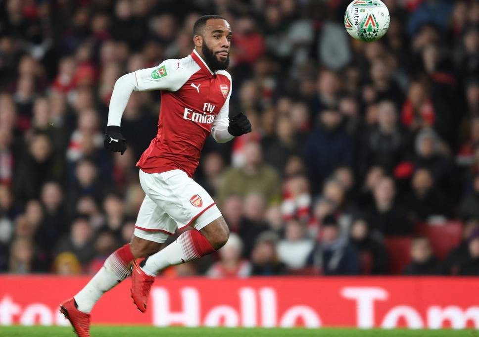 Hình ảnh: ...hoặc Lacazette trên hàng công