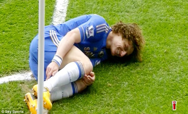 Hình ảnh: David Luiz mỉm cười sau khi Rafael bị đuổi