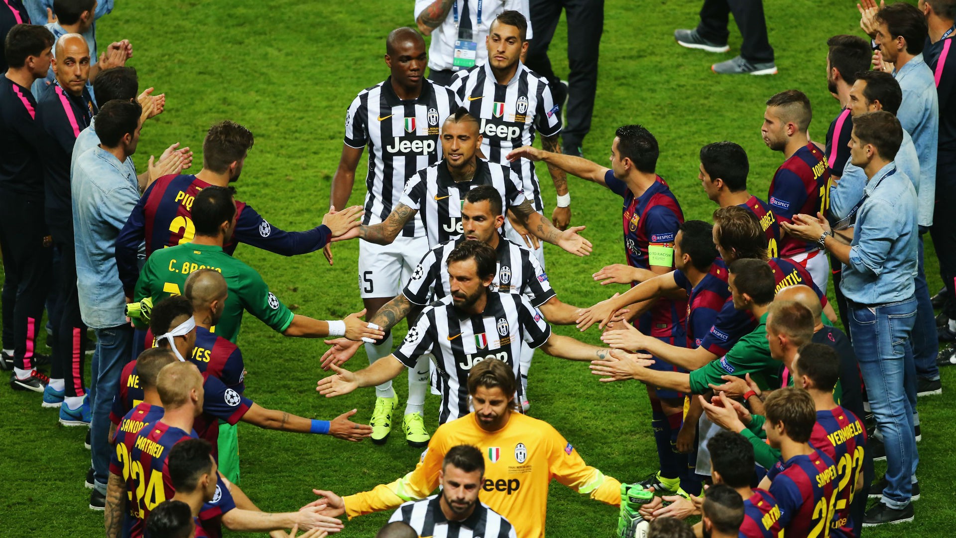 Hình ảnh: Barca lập hàng rào danh dự để thể hiện sự tôn trọng với Juventus ở trận chung kết Champions League 2014/2015