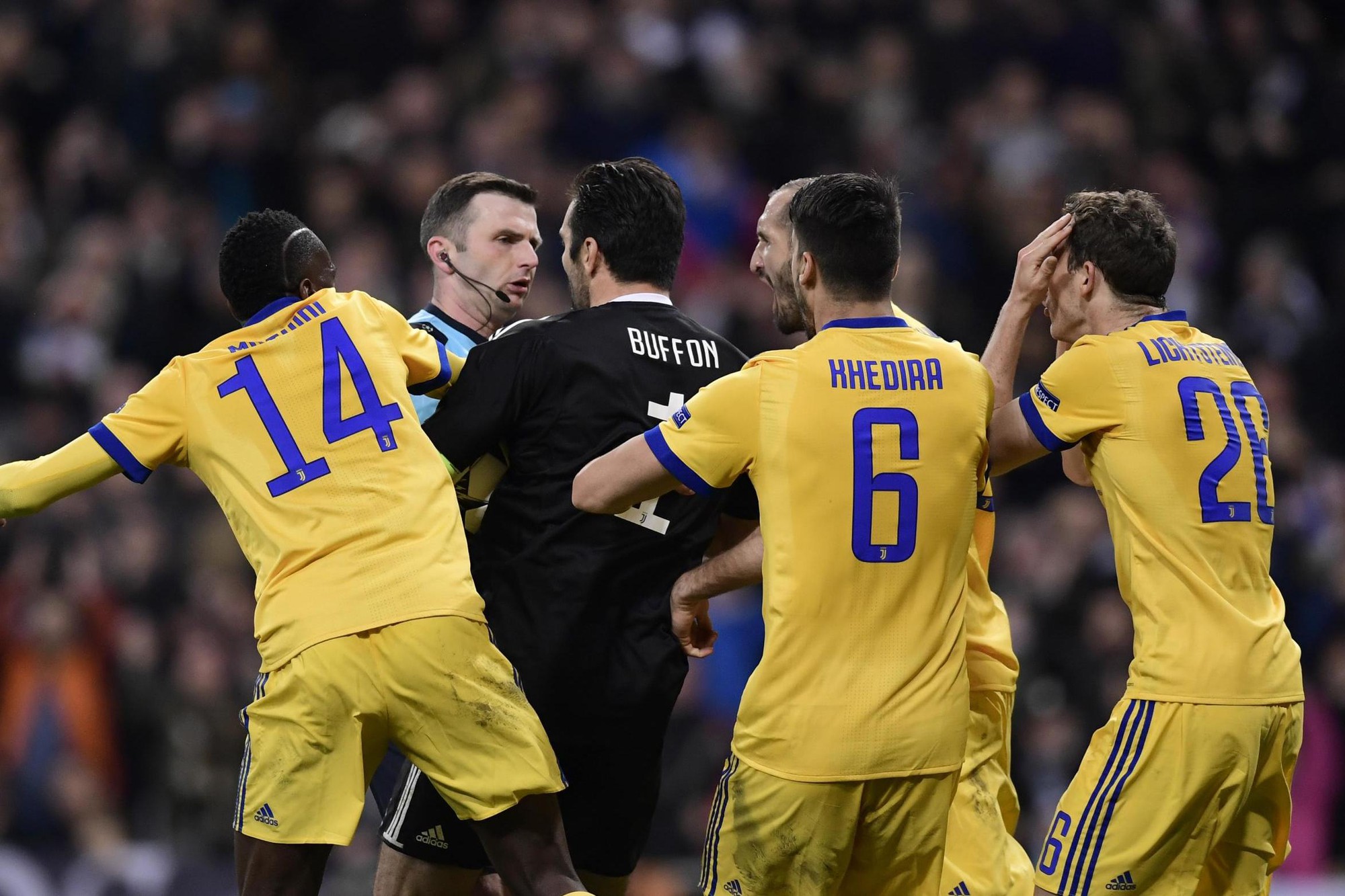Hình ảnh: Vị trọng tài người Anh đã tỉnh táo đưa ra quyết định dù bị các cầu thủ Juventus vây quanh