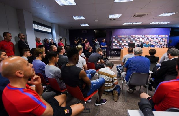 HÌnh ảnh: Tất cả thành viên đội 1 đều có mặt ở buổi họp báo chia tay của Iniesta ngoại trừ Suarez và Messi