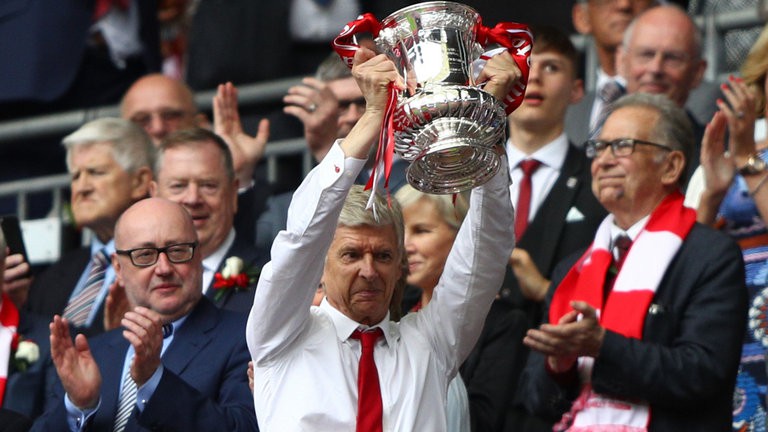Hình ảnh: Wenger nâng cao danh hiệu FA Cúp mùa giải năm ngoái