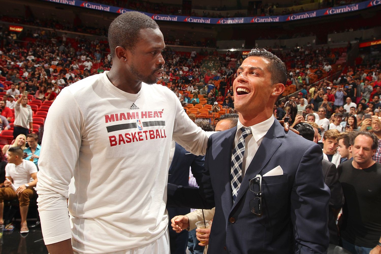Ngôi sao Real Madrid cười khoái chí với ngôi sao bóng rổ LuolDeng của Miami Heart.