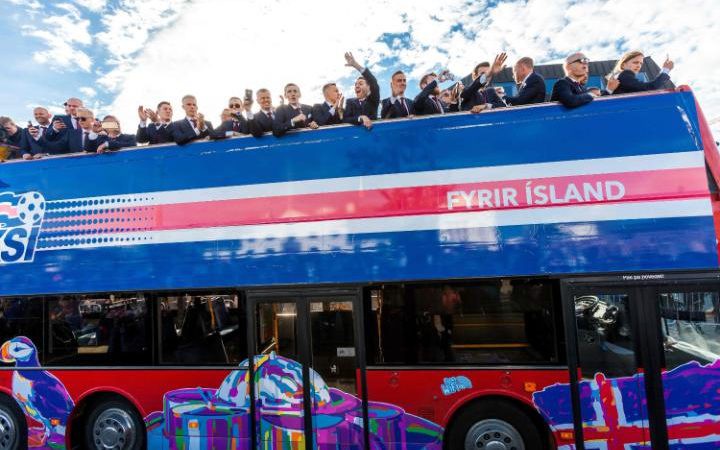 các cầu thủ ĐT Iceland ngồi trên chiếc xe bus 2 tầng vẫy chào NHM.