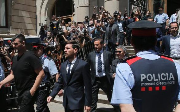 Lionel Messi và ông Jorge tại phiên tòa tháng trước.