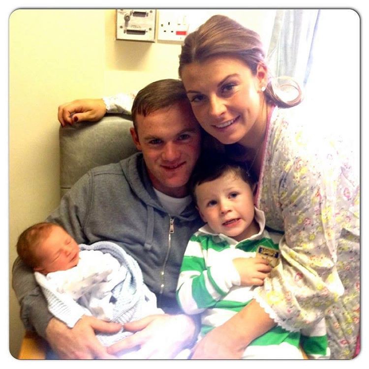 Hình ảnh Rooney chia sẻ khoảnh khắc Kai ra đời 3 năm về trước với sự hồi hộp đón chào em bé thứ 3 của gia đình.