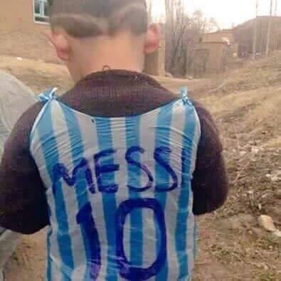 Cậu bé trong bức ảnh gốc với chiếc áo Messi bằng túi nhựa.