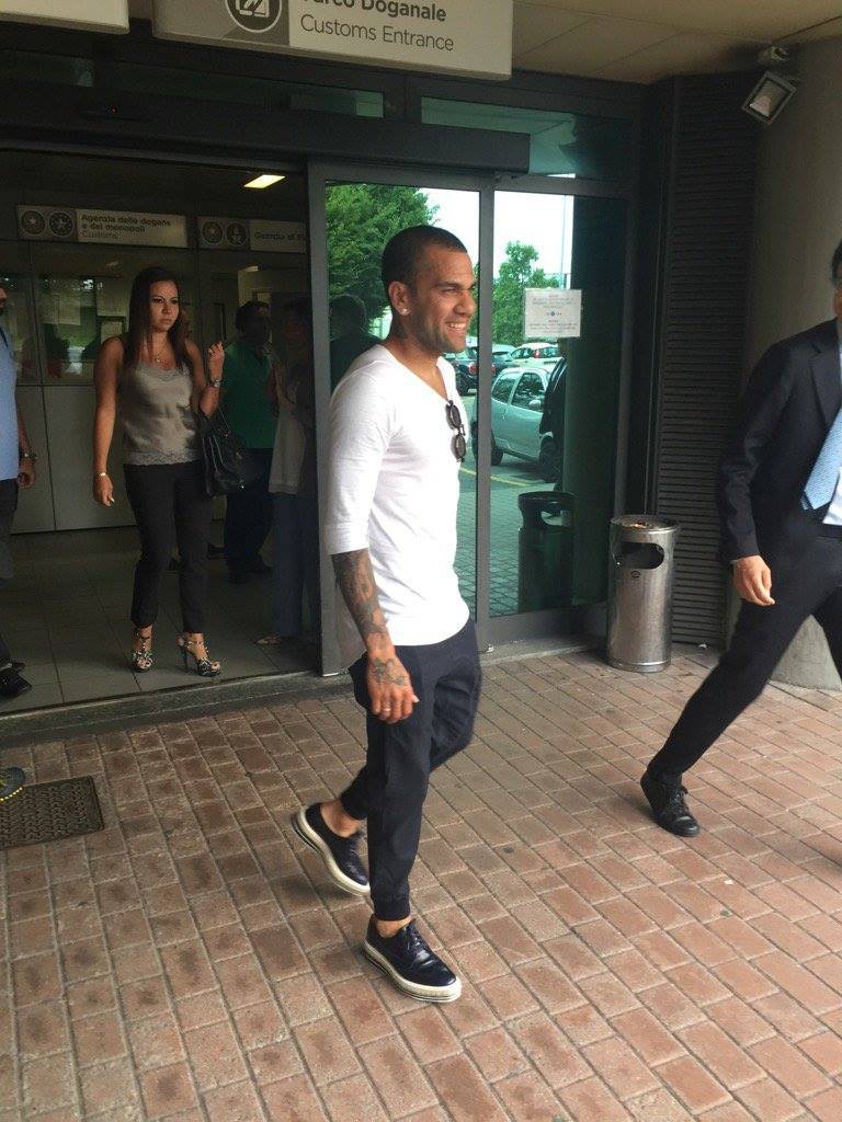 Dani Alves tại trung tâm y tế của Juventus.