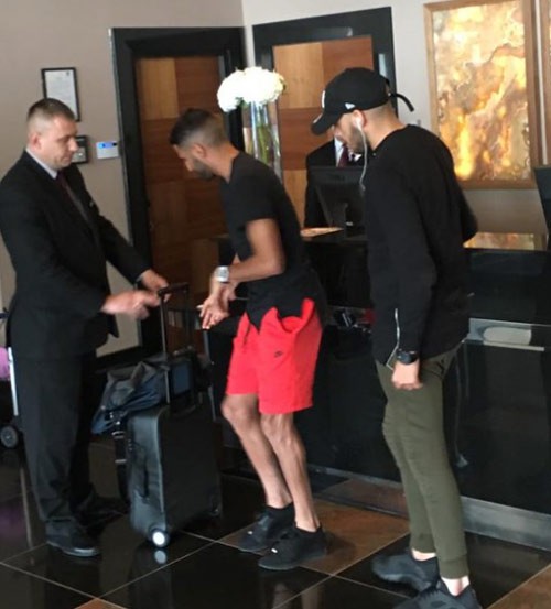 Riyad Mahrez xuất hiện ở khách sạn Chelsea.