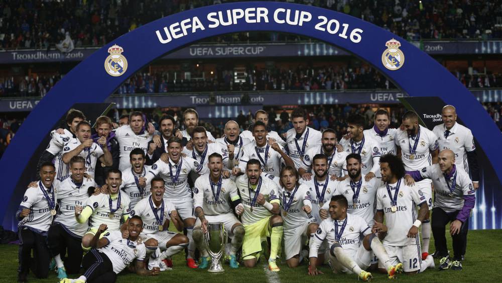 Real Madrid vui mừng bên chức vô địch Siêu Cúp Châu Âu.