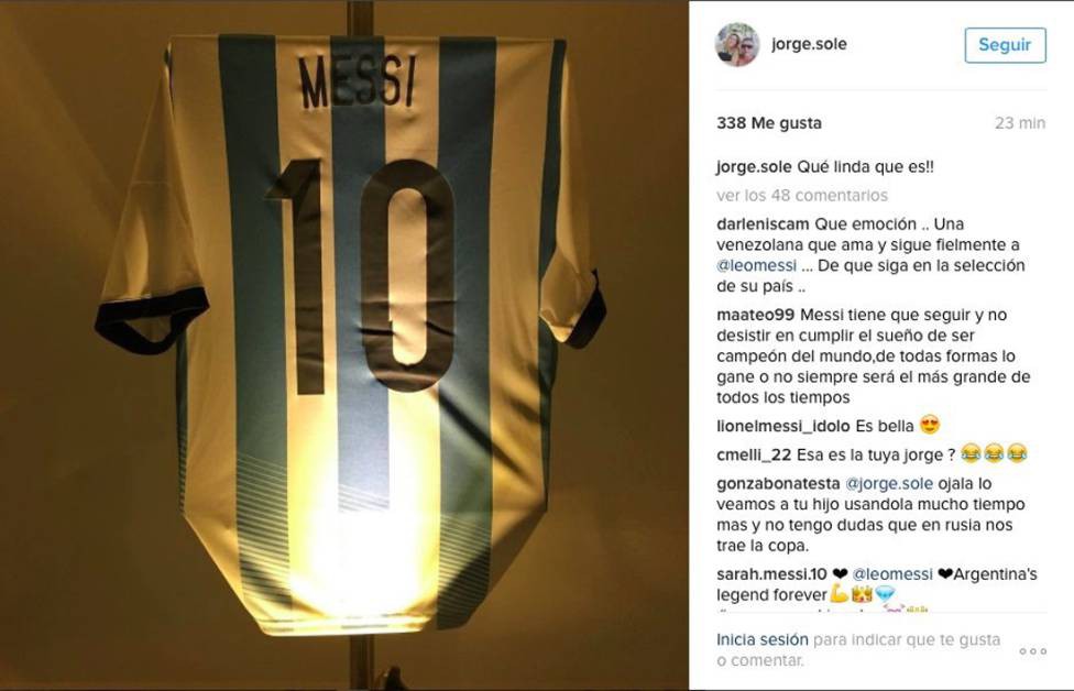 Bức ảnh áo đấu của Messi được cha anh - ông Jorge đăng tải lên trang cá nhân.