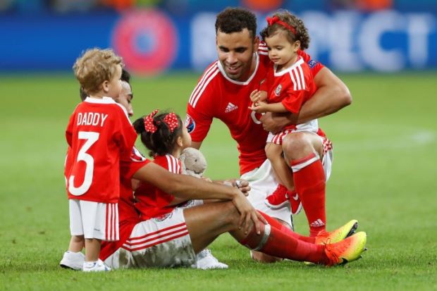 Hình ảnh các cầu thủ xứ Wales bên con gái tại Lille.