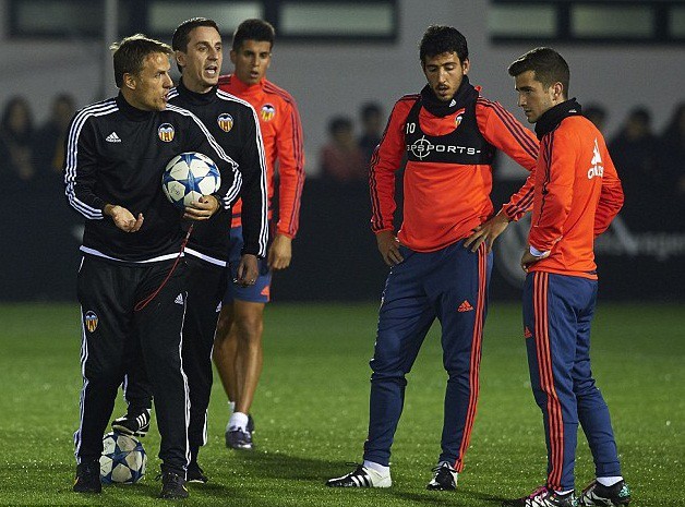 Gary Neville gây ấn tượng trong buổi huấn luyện đầu tiên ở Valencia.