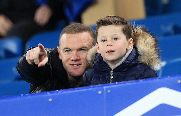 Rooney dẫn Kai về sân Goodison Park để cổ vũ Everton.