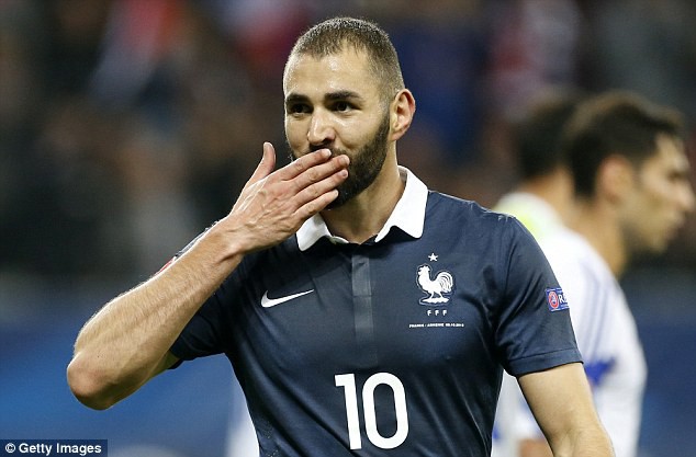 Benzema rất vui mừng khi tuyển Pháp vào bán kết và không quên gửi lời chúc mừng đến đồng đội.