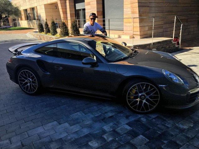 Chiếc Porsche trị giá 146.000 euro mới tậu của Cristiano Ronaldo.