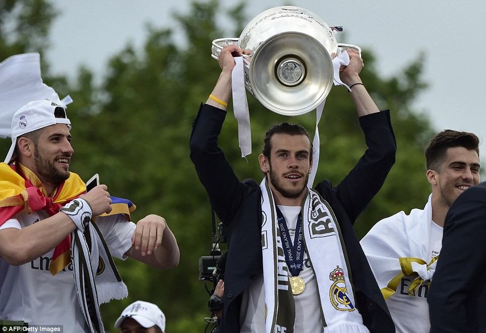 Gareth Bale, vẫn đeo huy chương chiến thắng của mình.